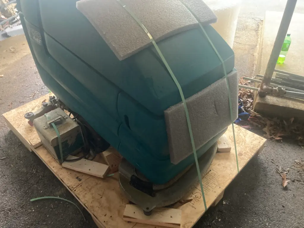 💪 Tennant 5700 XP – 32" Walk-Behind Scrubber w/ Charger (As-Is)