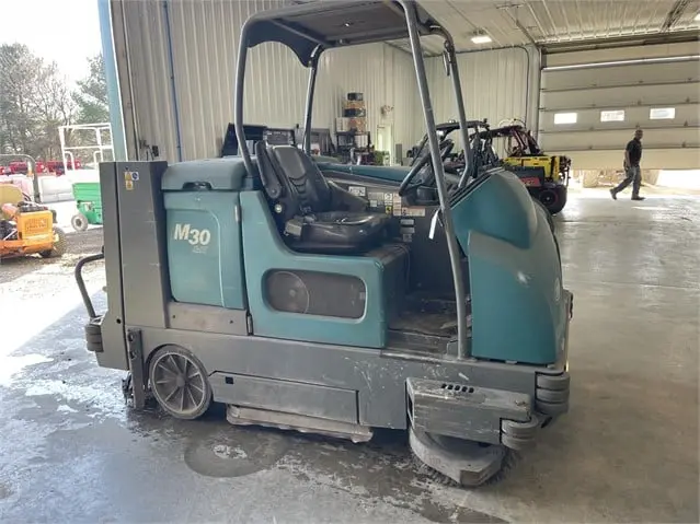 🔥 Tennant M30 Sweeper-Scrubber – 397 Hours! 