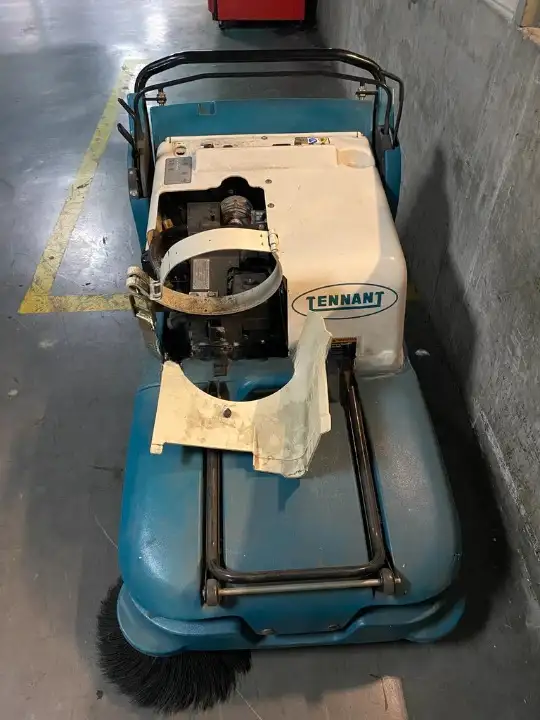💥 Tennant 3640 Floor Sweeper – Reliable & Ready to Work! 