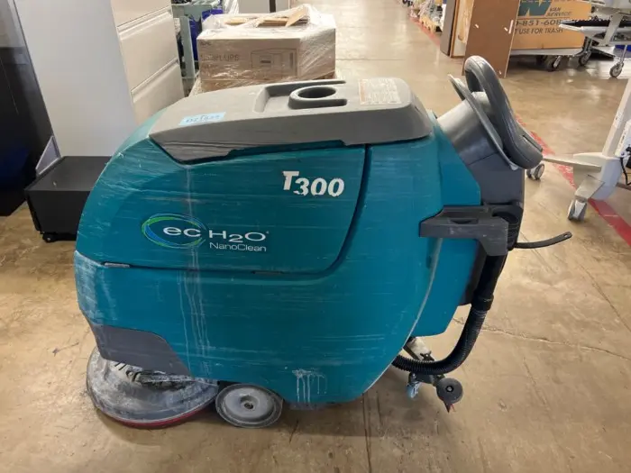 🔥Tennant T300 – Walk-Behind Floor Scrubber